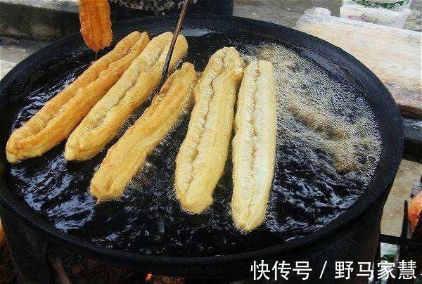 油条|爷爷炸油条的秘方,不用泡打粉,只需加点“它”,出锅后蓬松酥软