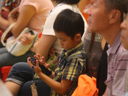 孩子|玩手机会不会毁掉孩子的“前途”？看完这项调查，希望家长别大意