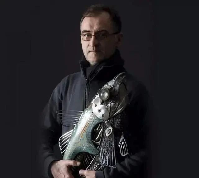 完美|艺术家变废为宝,将各种垃圾收集起来,创作出了完美的艺术品