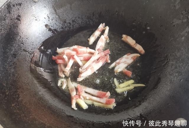 此菜简单炒炒5分钟就搞定，营养好味道鲜，冬天贵点也要常吃