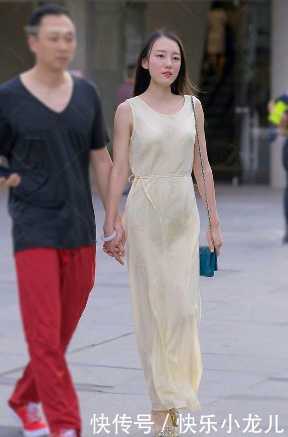 尖头|一袭米色的丝滑长裙，搭配尖头细跟鞋，逛街很精致!