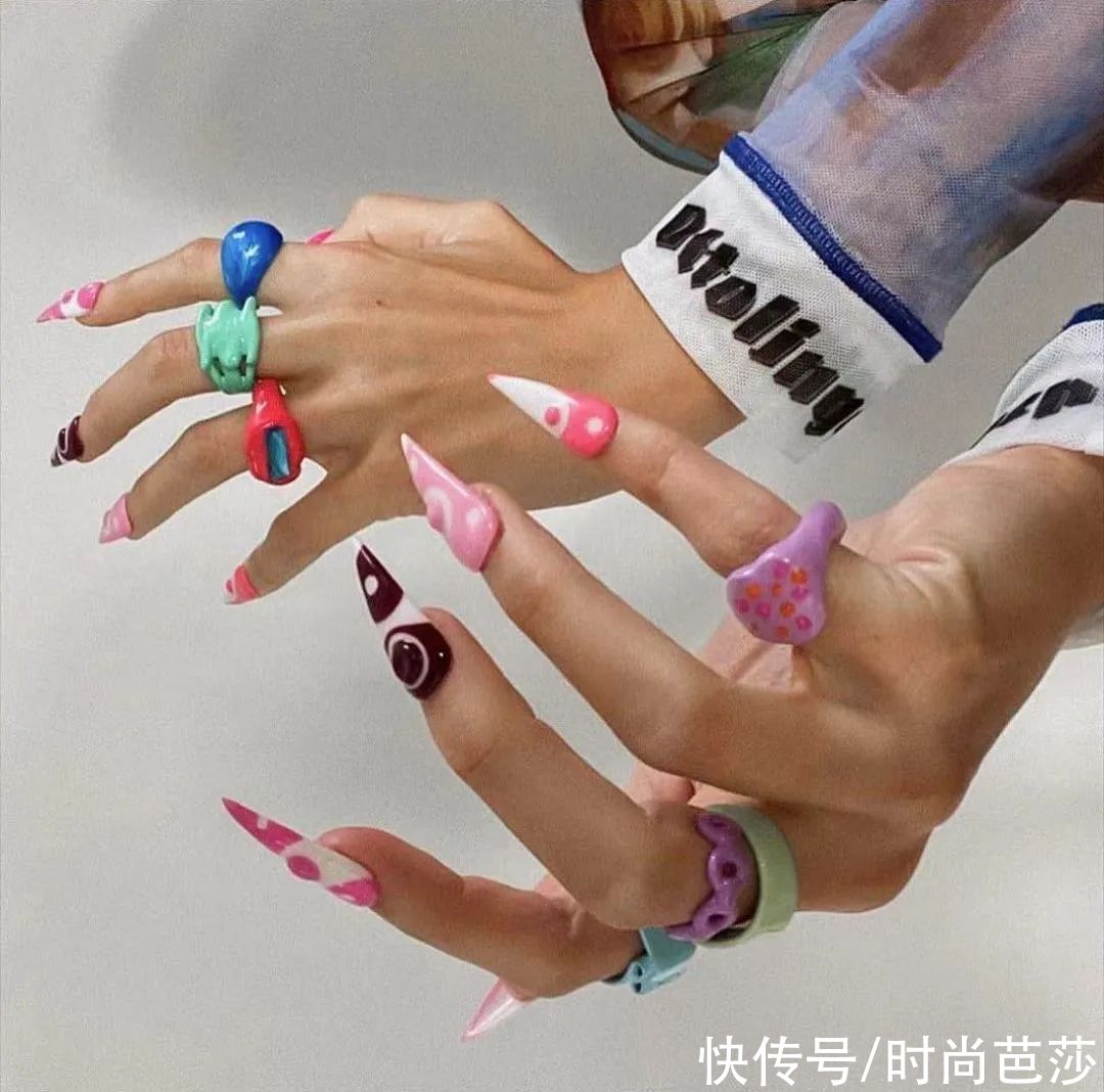 看到Jennie晒手上的戒指，终于找到原因了