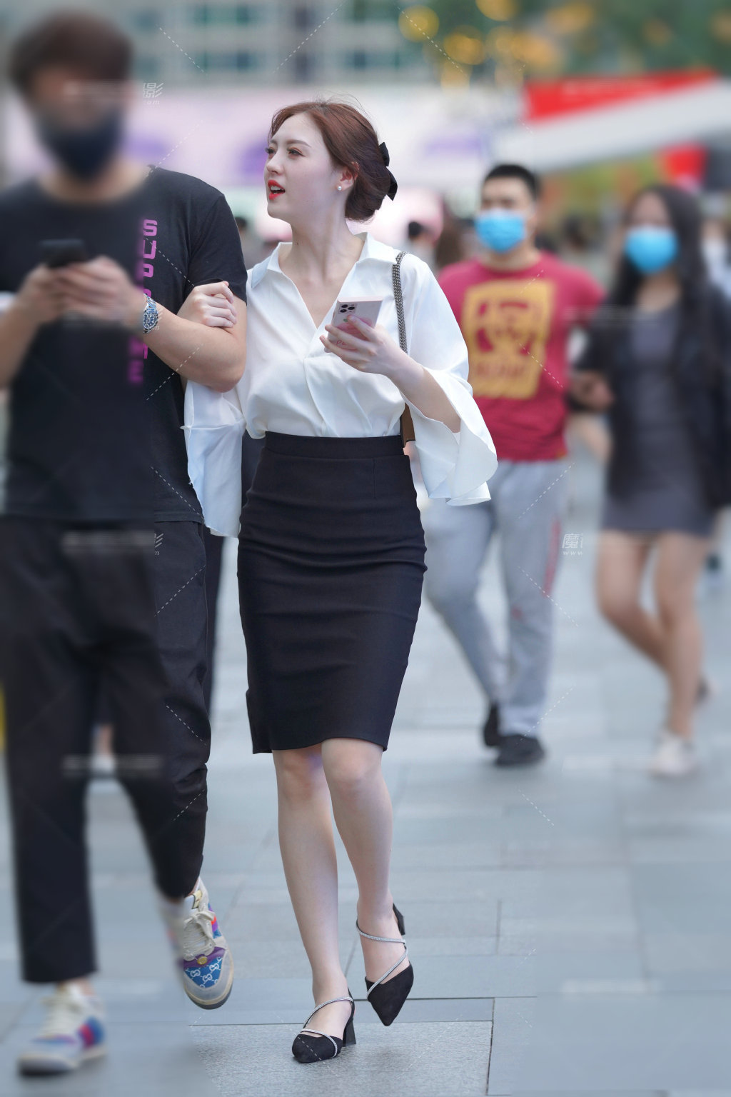 时尚|开叉的长裙总是深受成熟女性喜欢, 这种走起路来让自己飘逸又时尚