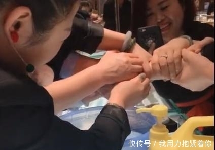 大妈珠宝店试手镯,被卡住取不下来,店员:对不起,不买也得买了
