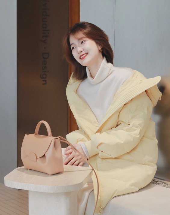 大衣 秋冬衣服别乱买,常备“高领衫”,搭配大衣、羽绒服都洋气