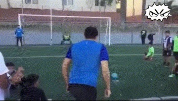 |搞笑GIF:赶紧拿纸给媳妇擦擦手啊,一点眼力都没有