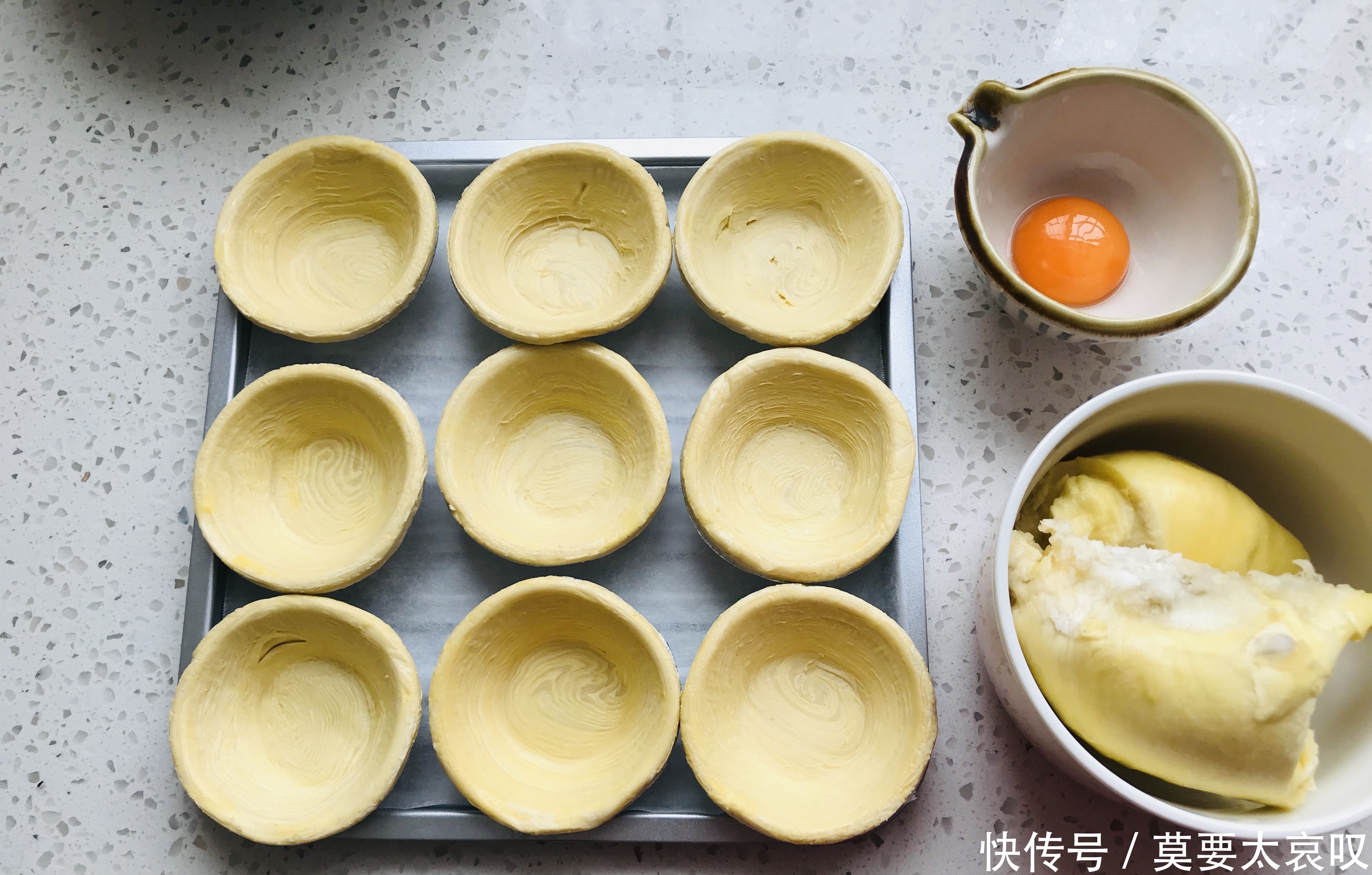 春天爱吃酥皮点心,手不沾面3分钟做1盘,金黄诱人,层层香酥掉渣