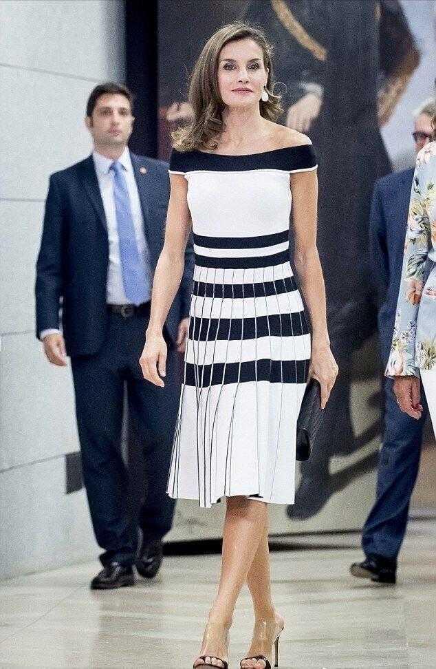 西班牙王后真会穿,波点上衣搭配阔腿裤,穿上黑色高跟鞋高级时髦