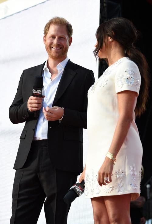 红色系 梅根真有钱啊!三天行程6套衣服60万,外加260万珠宝,土豪风十足