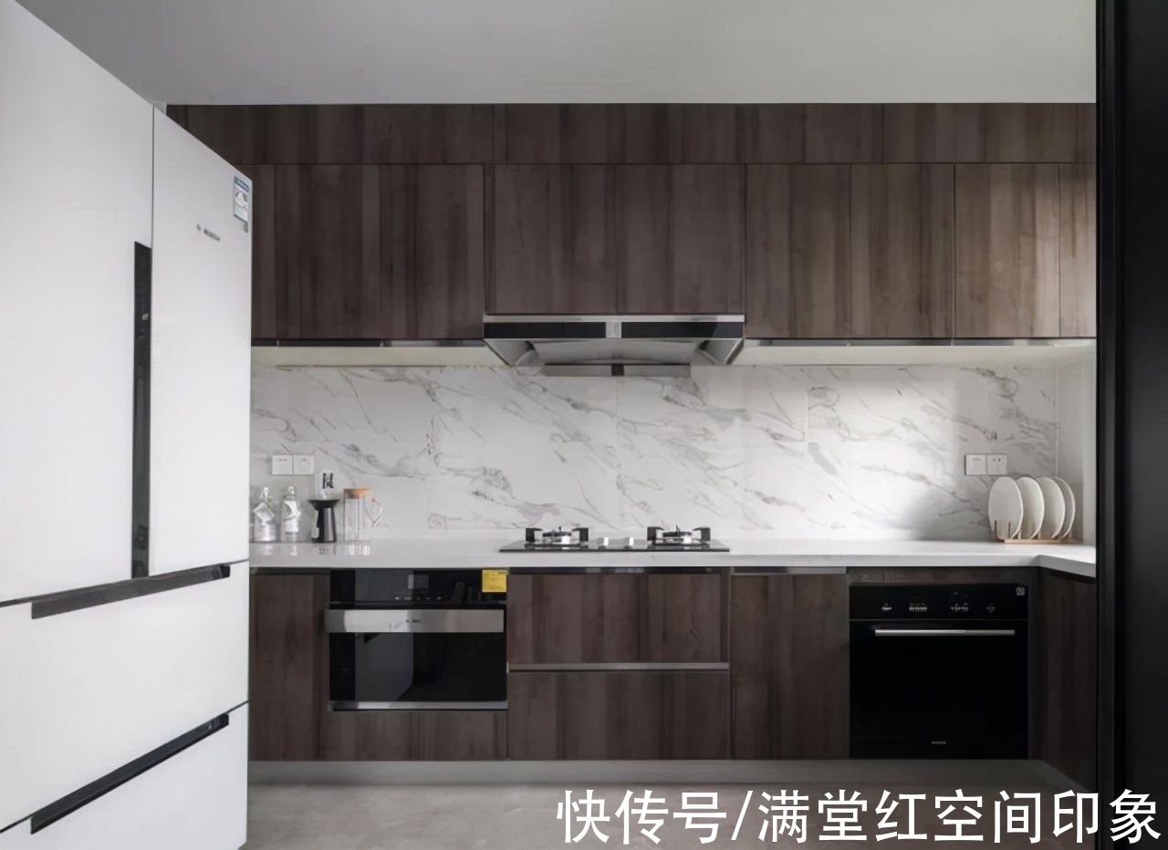 厨房|厨房吊柜如何设计？这种吊柜美观实用，还不碰头