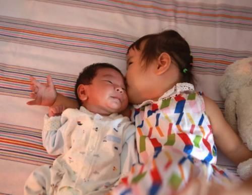 哥哥|哥哥给二胎弟弟理发,“狗啃式”发型逗笑宝妈:不是当托尼的料