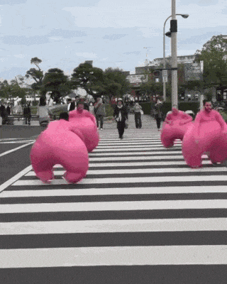 |搞笑GIF:不好意思打扰一下,请问你们是要组团去搞笑吗?