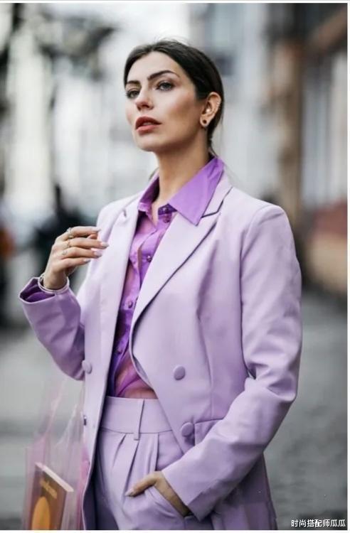 别总穿黑白灰了,今夏流行这个“紫”,时髦显白很高级
