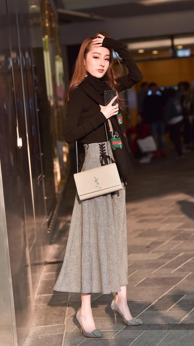 秋天 秋天这样穿半身裙,搭配黑色修身打底,完美修饰出好身材