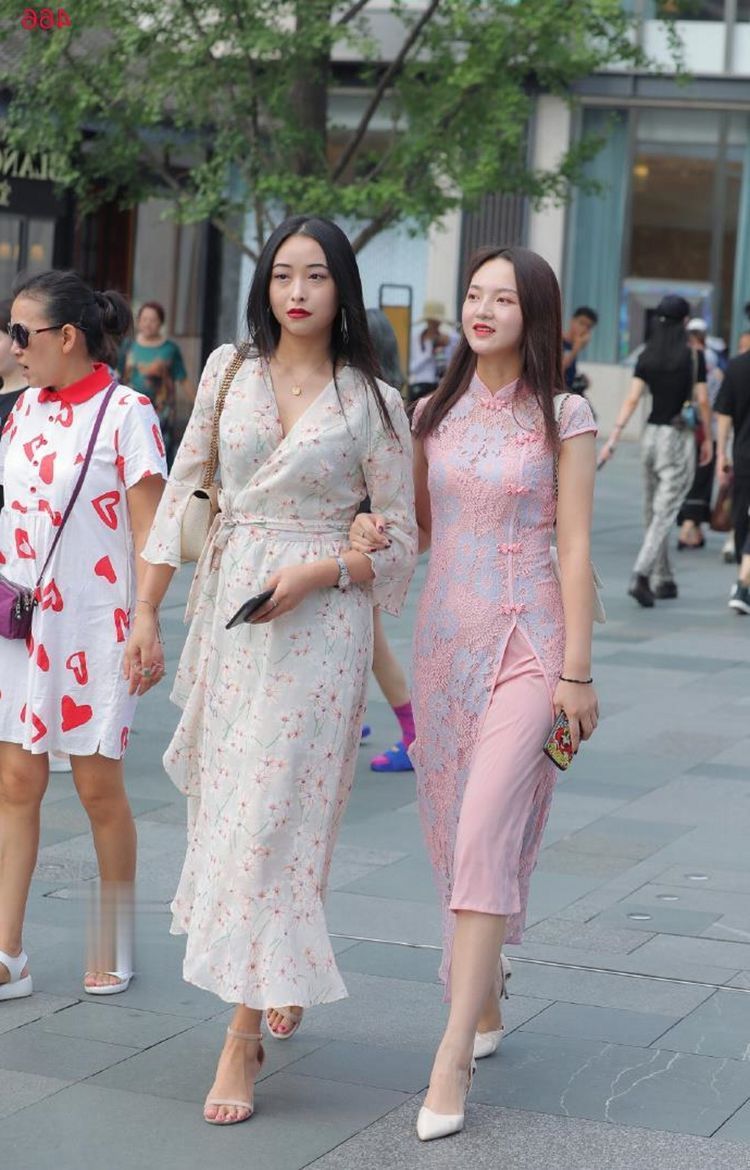 街拍|街拍：大红裙子采用V领设计，看起来更显瘦