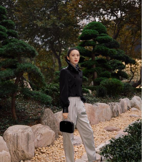 轻熟感|女人一旦30岁，穿衣尽量以“轻熟风”为主，这几种照着穿准美