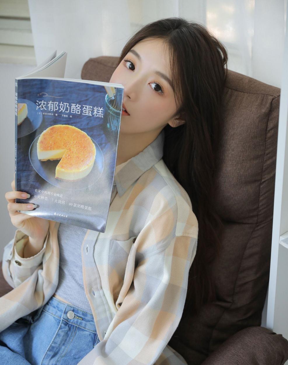 花季少女告诉你什么是清纯的性感,吊带背心牛仔裤穿出不一样的美