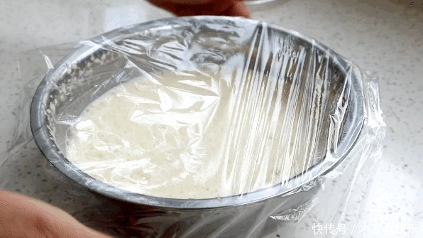 好看|广式早茶“黄金糕”,不用烤箱就能做,像鱼翅像蜂窝,好看又好吃