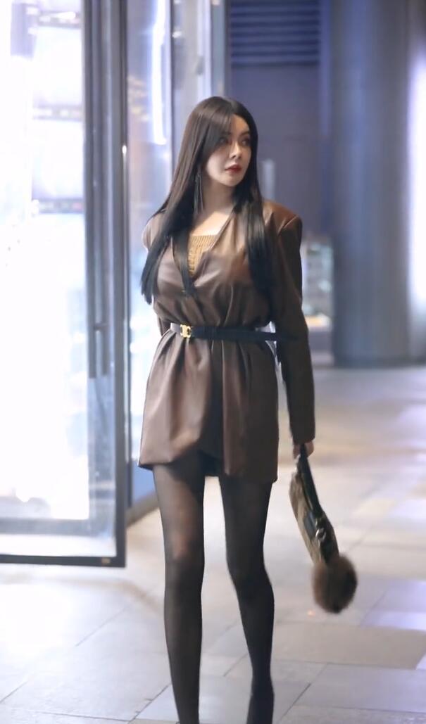 好看|皮裙搭配看似随性,却不挑身材,百搭又好看