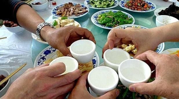 身体|会喝酒的人旁边都会放一杯“白水”,内行人学着点,全是经验