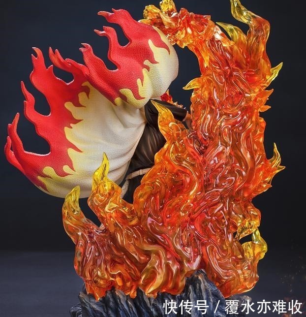 手办|鬼灭之刃炎柱高光手办标价2千,特效值一万,开灯后价值翻倍