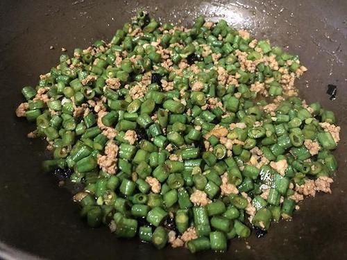 绝配|豆角和它是绝配,炒一盘下饭,保证一粒米饭都不剩,太香了