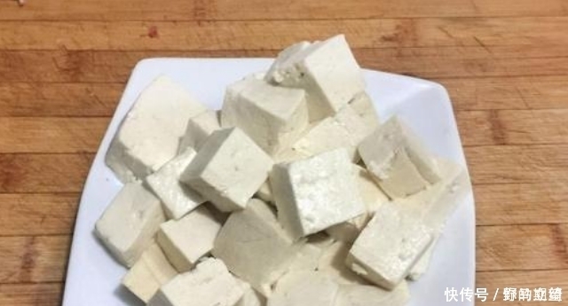炖菜|炸豆腐泡,直接炸还是裹面粉炸?教你一招,金黄酥脆,起泡不油腻