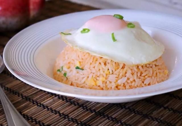 煎荷包蛋老是粘锅咋办？酒店大厨的秘密，荷包蛋滑爽鲜美不腻