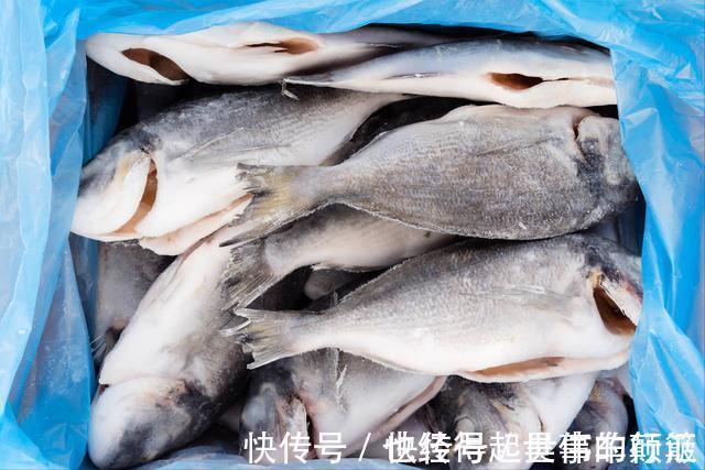 不管解冻什么鱼,都别直接用水泡,渔民教你一妙招,跟活鱼一样鲜