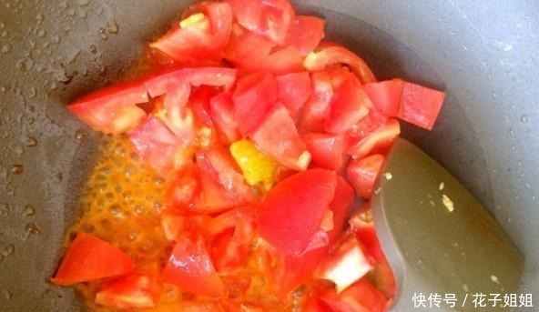 制作一道鸡肉手撕炒河粉，配以简单的配料，很快就可以做出