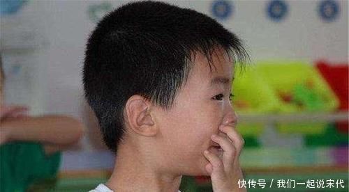 强制性|爱“挖鼻孔”的孩子,长大几乎逃不出这2种结局,父母要趁早知道