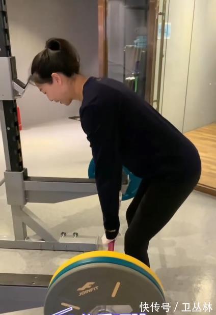 两人头|女排前队长忙撸铁!拉起144斤杠铃动作标准,与儿子合影母爱爆棚