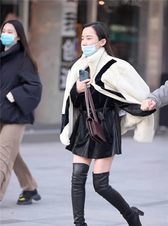 适合|冬季适合穿着过膝靴,还是高跟款式更显身材,你觉得呢?