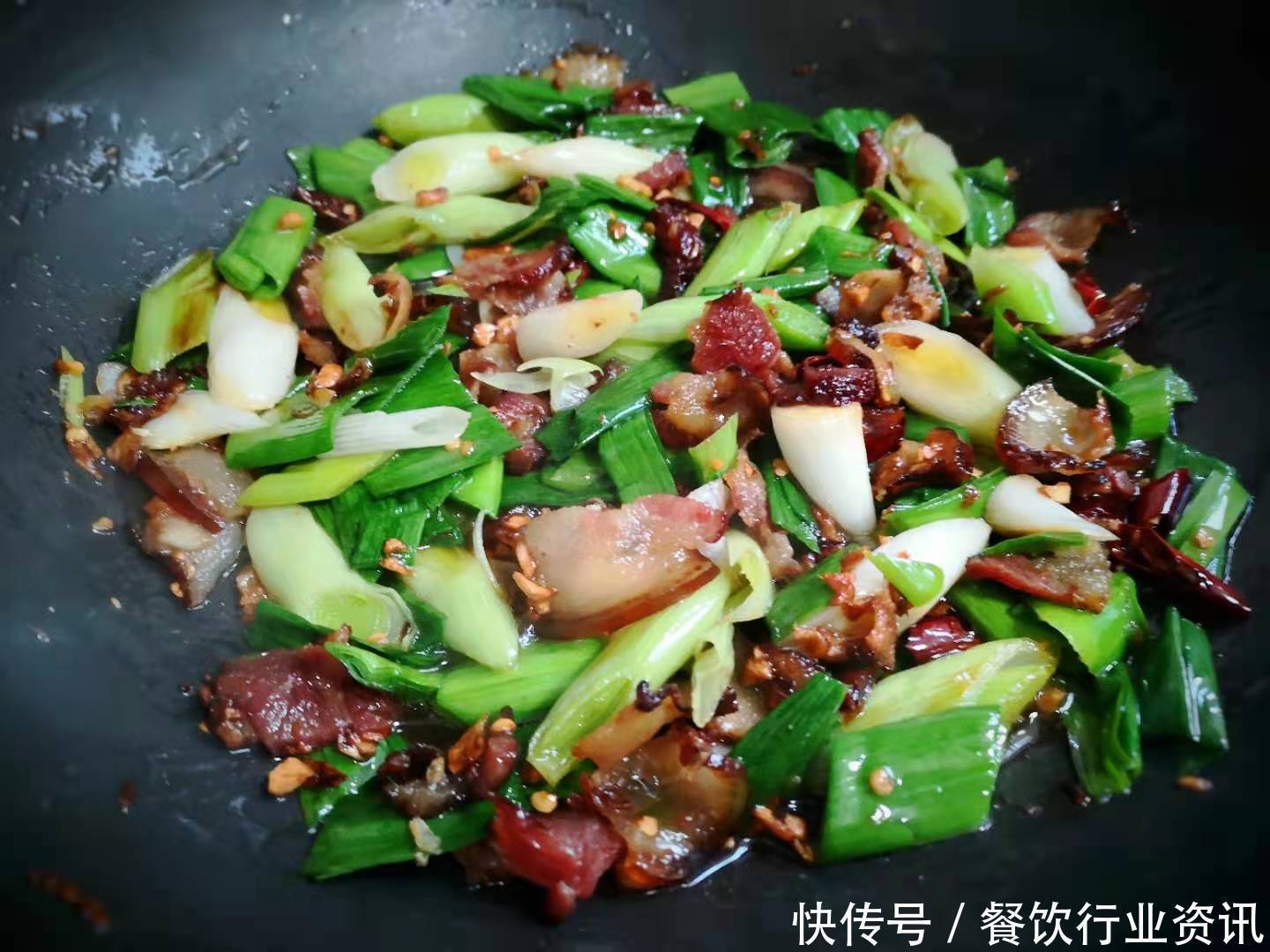 蒜苗|12月别知道吃芹菜茼蒿,蒜苗炒腊肉,鲜嫩可口下饭特香