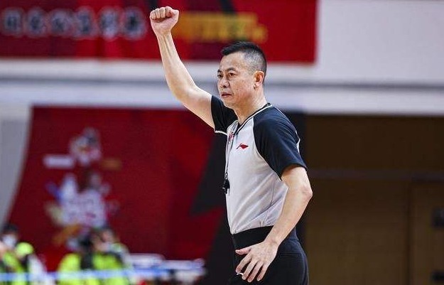 名哨|CBA名哨惹争议!汪梅连续出现关键错判,姚明为何不敢罚他?