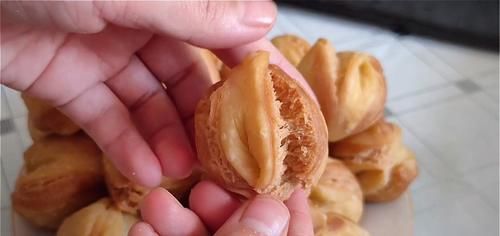 2.不要做得太大了，外边酥得直掉渣，吃着更香甜，真过瘾