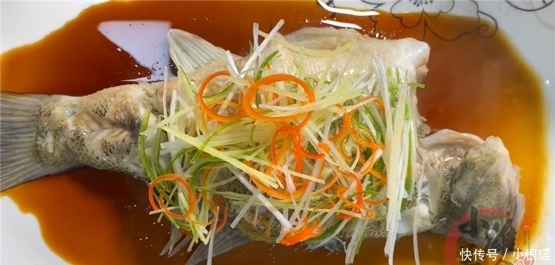 清蒸鱼要蒸多久?20年大厨分享正确蒸鲈鱼的时间,肉质鲜嫩无腥味