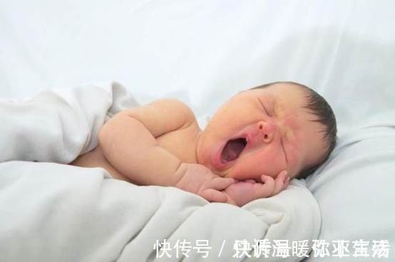 入睡|宝宝“沾床就醒”，吃母乳就睡，原因很复杂，差一点宝宝都会秒醒