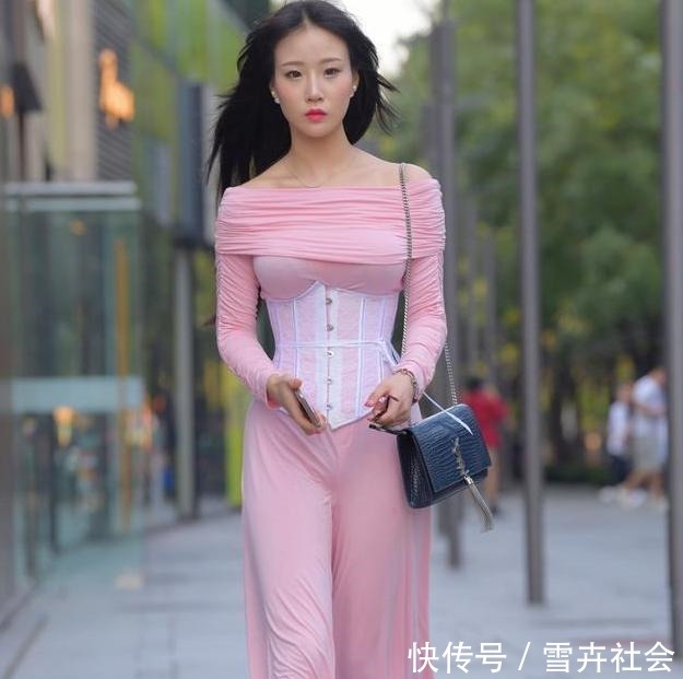 穿搭 穿着搭配的女性中,一些是迷人的,另一些是引人注目的!