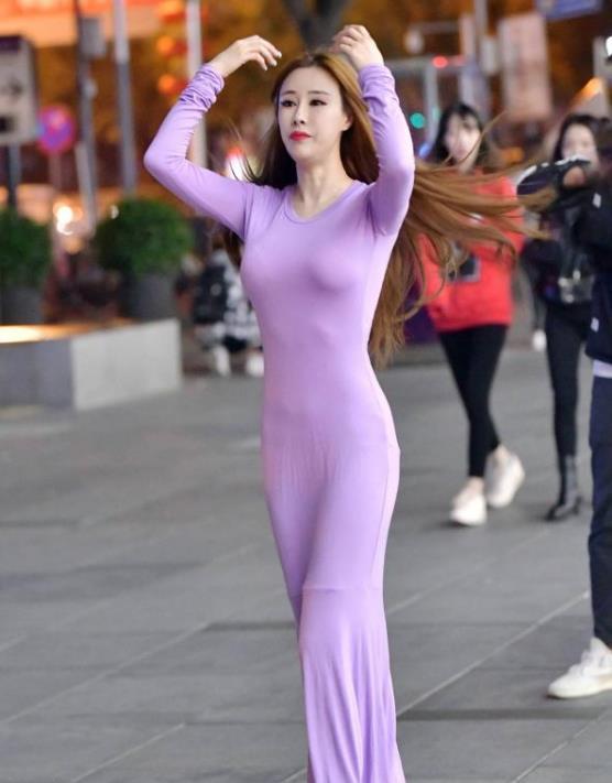 时尚|长发飘飘的小姐姐,身穿紧身连衣长裙,尽显时尚唯美好身材