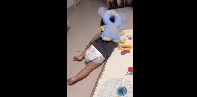 妈妈|心疼!宝宝学走路摔倒后不服气,爬起来继续摔,旁边妈妈笑翻了