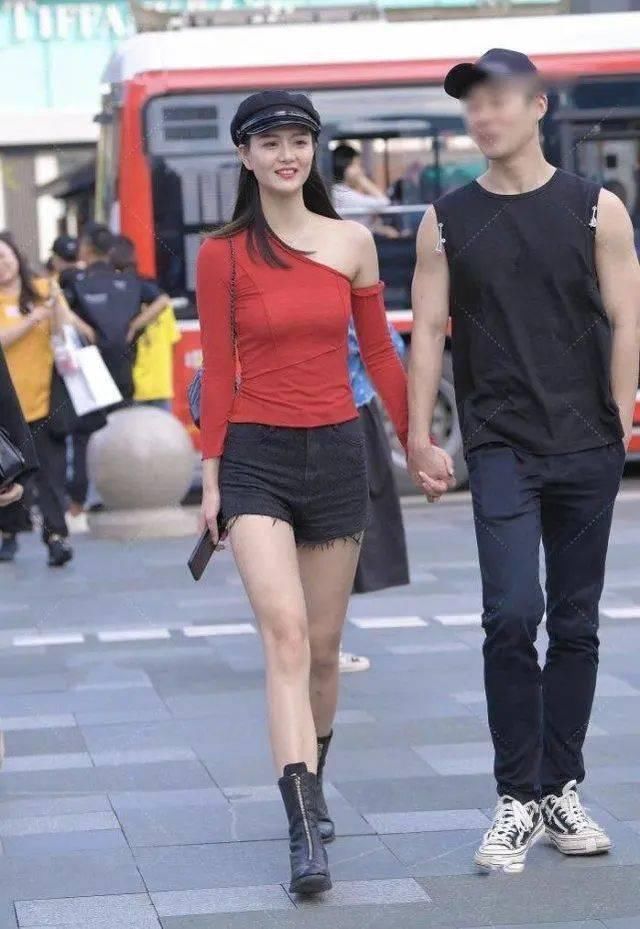 热裤|小姐姐红色单肩上衣搭配黑色热裤,单肩的设计无疑是穿搭中的亮点