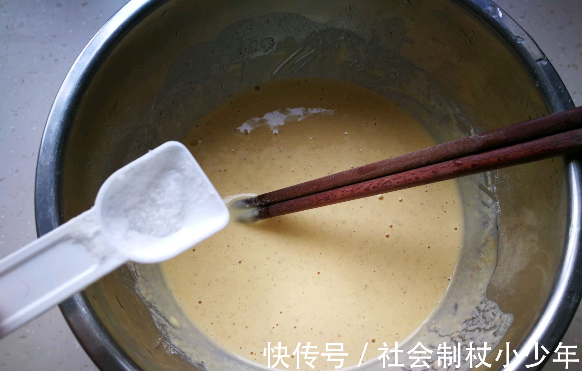 黑芝麻|早餐在家做鸡蛋煎饼，又薄又软，想吃什么加什么，方便快捷