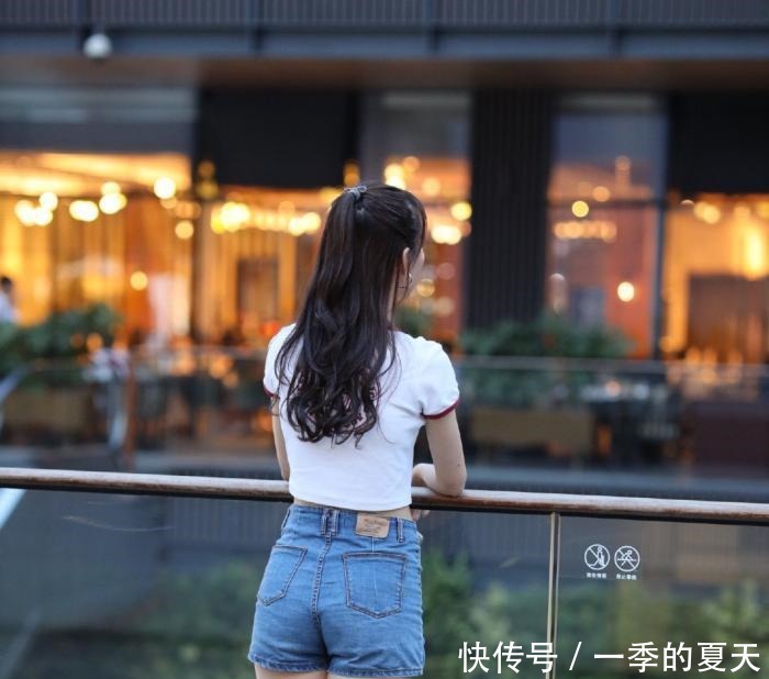 街头偶遇“多肉”小姐姐,简约的穿搭,优雅而不失美感!