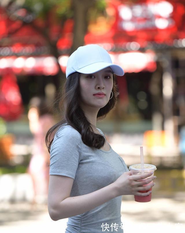 尖头 美女脚上一双米白色的高跟鞋,调整她的腰线,而且显瘦显高