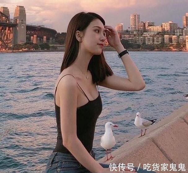 街拍:自信高冷妩媚的妹子,穿着不尴尬干净清爽潮流前卫!