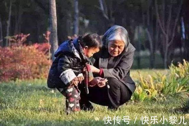姥姥|姥姥带娃现象成常态,背后藏着“心理偏心”,不怪奶奶不愿带