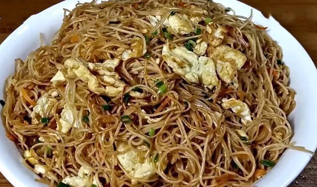 鸡蛋炒面时,先炒鸡蛋还是面条?很多人做错,难怪面条粘锅不劲道