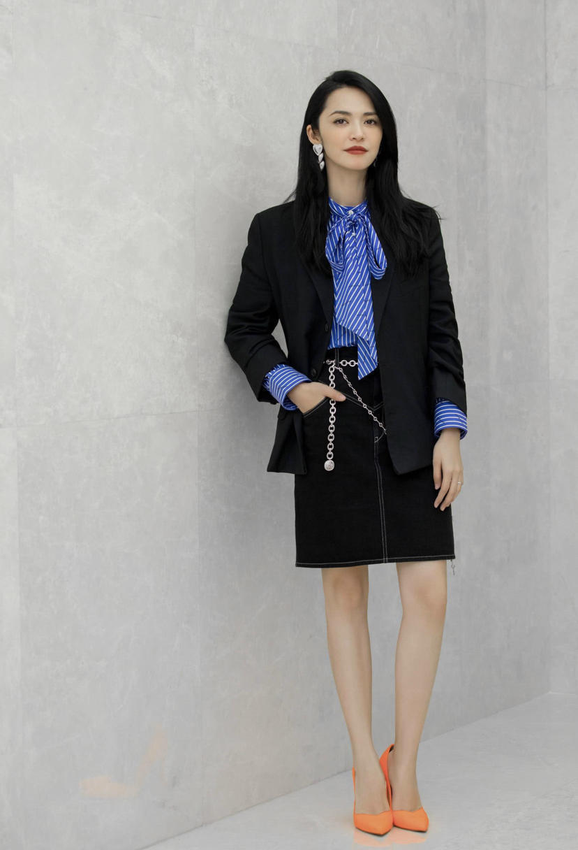 美眉|姚晨真懂“抢镜”，白T恤配外套休闲随性，T恤扎进裤子里好显高