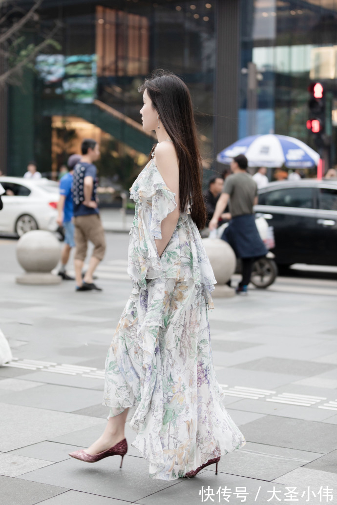 连衣裙|美女街拍:小姐姐身穿个性吊带连衣裙,白皙娇嫩有仙女气息!